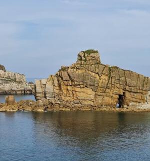 eine große Felsformation im Wasser