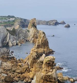 ein Blick auf eine felsige Küste mit dem Meer