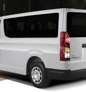 ein weißer Lieferwagen auf einem Parkplatz