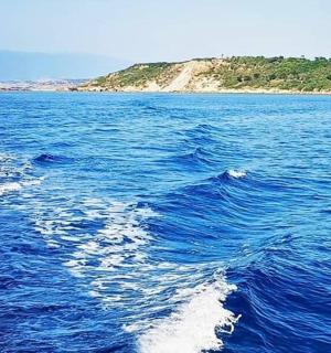 ein Boot inmitten einer großen Wassermasse