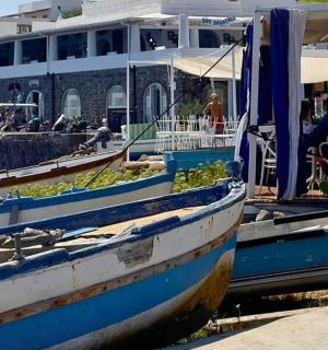 zwei Boote liegen neben einem Gebäude