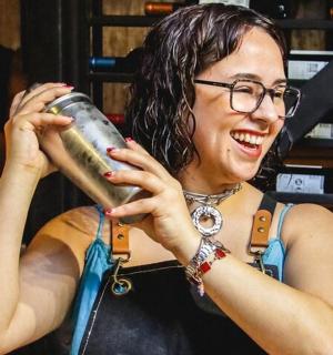 eine Frau mit Brille hält eine Tasse