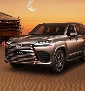 stříbrné SUV zaparkované v poušti poblíž stanu