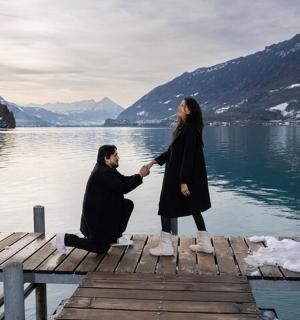 一男一女坐在湖边码头上