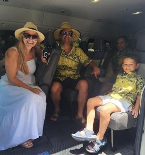 一群人坐在一辆货车的后面