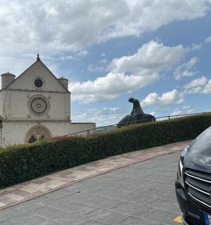 auto zaparkované před kostelem