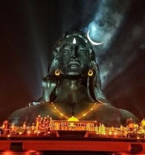 一座巨大的头顶月亮的女人雕像