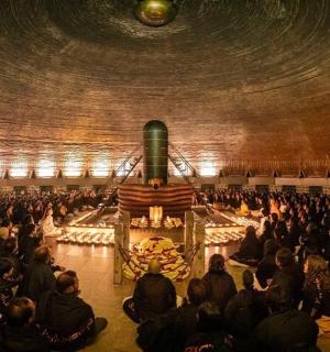 一大群人聚集在一个大房间里，手里拿着一枚导弹