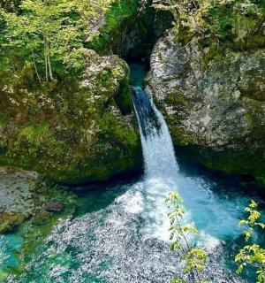 vista aèria d'una cascada en un riu