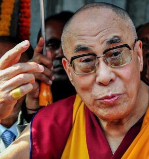 一位戴着眼镜、穿着长袍的老人