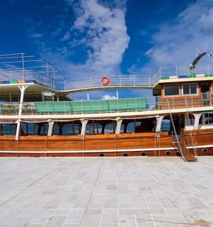 一艘大船停靠在码头