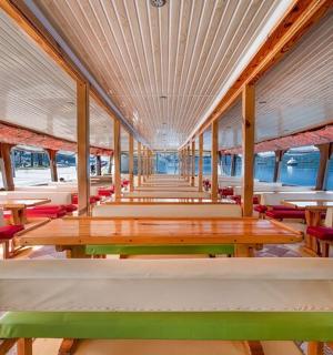 餐厅里的一排桌椅