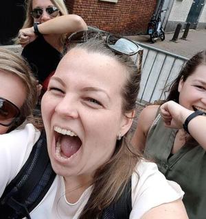 三个女孩张大嘴巴