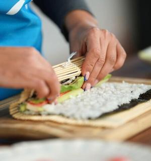 一个人在砧板上做三明治