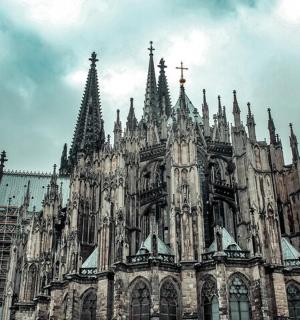 一座以天空为背景的大教堂建筑