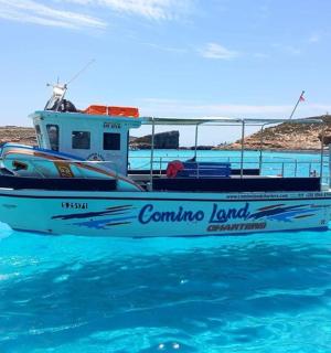 loď sedící ve vodě v oceánu