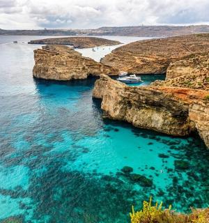 skupina lodí ve vodě poblíž skal