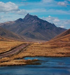 řeka v poli s horou v pozadí