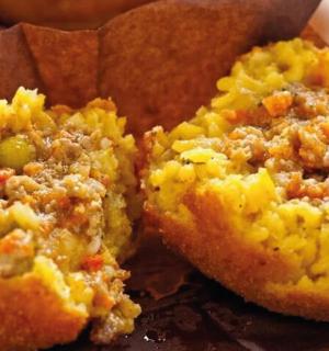 紙袋に入った食べ物2つ