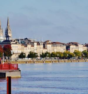 以城市为背景的河流景观