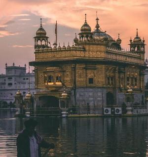 一名男子站在建筑物前的水中