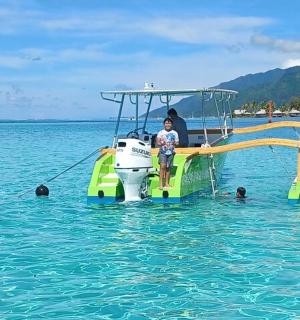 un noi dret en un vaixell a l'aigua