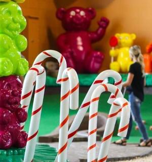 游戏室里摆放着圣诞拐杖糖的桌子