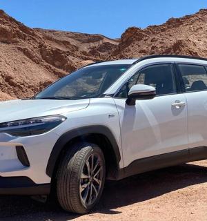 bílé SUV zaparkované v poušti