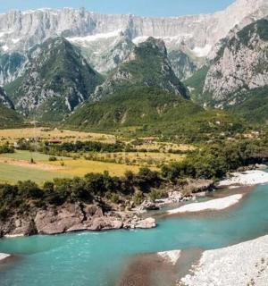 山谷中的河流景观