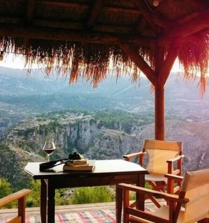 一张桌子和几把椅子,可以欣赏到山景