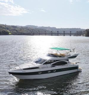 ein Boot auf dem Wasser mit einer Brücke im Hintergrund