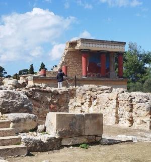 前面有石墙和楼梯的建筑