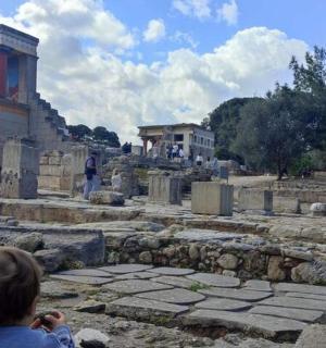 一个小孩站在废墟前