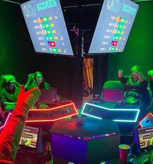 一群人在房间里玩电子游戏