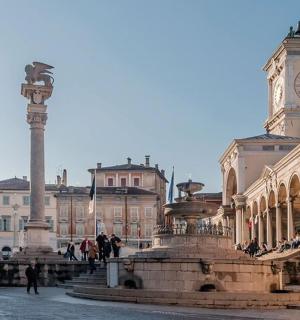 budova s hodinovou věží a fontánou