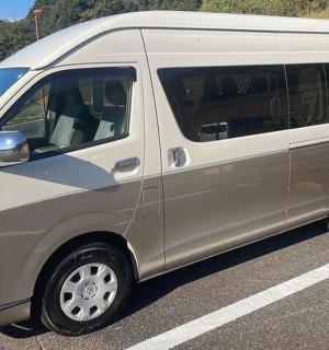 一辆银色货车停在停车场