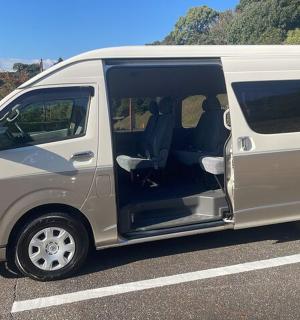 一辆白色货车停在停车场,车门敞开