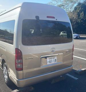 一辆白色货车停在停车场