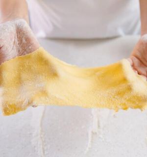 一个人拿着一块面团