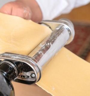 一个人正在从酒瓶里倒酒