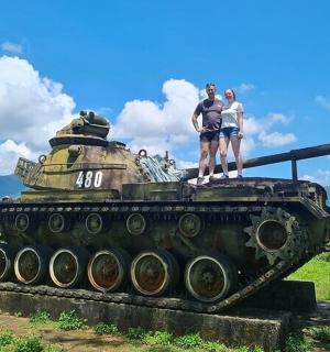 两个人站在坦克顶上