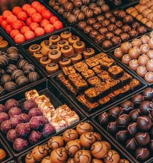 Výstava různých druhů koblih v pekárně