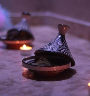 地上放着一个黑白花瓶和蜡烛