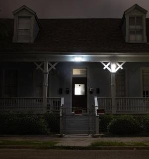 晚上门上亮着灯的房子