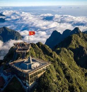 山顶上的一栋建筑，上面挂着一面红旗