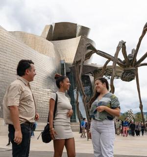 一群人站在蜘蛛雕像前