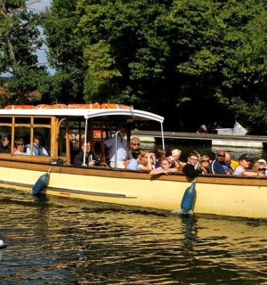 一群人乘船在水上