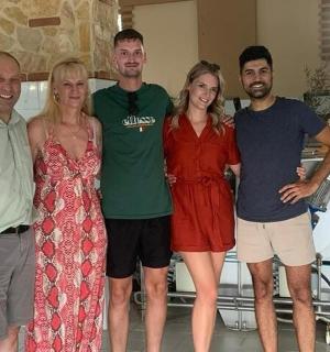 skupina lidí pózujících pro fotografii v kuchyni