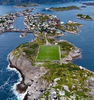 海上一座有足球场的岛屿