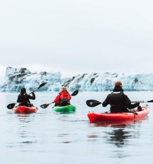 一群人在水上划皮划艇
